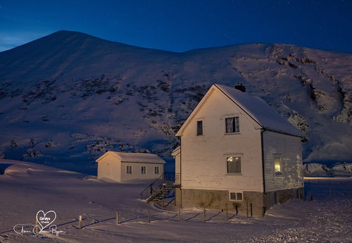 Hus i arktisk natt