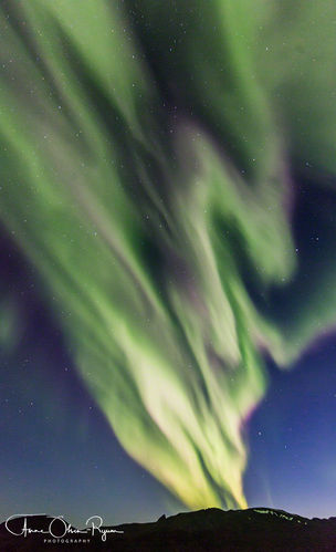 Flammende nordlys over fjell
