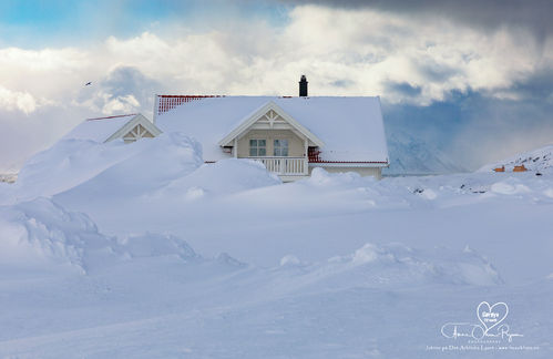Hus bak snøskavler